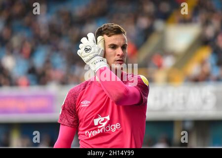 LONDRA, REGNO UNITO. 16 OTTOBRE Simon Sluga della città di Luton durante la partita del Campionato Sky Bet tra Millwall e Luton Town al Den, Londra sabato 16 ottobre 2021. (Credit: Ivan Yordanov | MI News) Credit: MI News & Sport /Alamy Live News Foto Stock