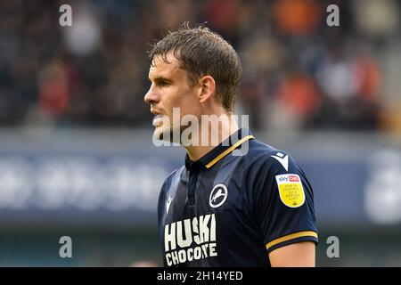 LONDRA, REGNO UNITO. 16 OTTOBRE Matt Smith di Millwall durante la partita del Campionato Sky Bet tra Millwall e Luton Town al Den, Londra sabato 16 ottobre 2021. (Credit: Ivan Yordanov | MI News) Credit: MI News & Sport /Alamy Live News Foto Stock