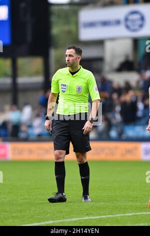 LONDRA, REGNO UNITO. 16 OTTOBRE l'arbitro Chris Kavanagh durante la partita Sky Bet Championship tra Millwall e Luton Town al Den, Londra sabato 16 ottobre 2021. (Credit: Ivan Yordanov | MI News) Credit: MI News & Sport /Alamy Live News Foto Stock