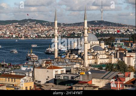 ISTANBUL, TURCHIA - OTTOBRE 12 ,2021: Vista della città di Istanbul. Yeni Cami - Nuova moschea, baia del Corno d'Oro di Istanbul e vista sulla moschea con Sultanahmet distr Foto Stock