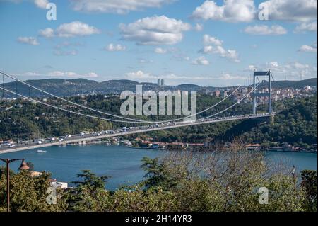 ISTANBUL, TURCHIA - 12 OTTOBRE 2021: Vista panoramica di Istanbul Bosforo al tramonto. Istanbul Bosforo, Fatih Sultan Mehmet Ponte bello nuvoloso b Foto Stock