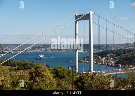 ISTANBUL, TURCHIA - 12 OTTOBRE 2021: Vista panoramica di Istanbul Bosforo al tramonto. Istanbul Bosforo, Fatih Sultan Mehmet Ponte bello nuvoloso b Foto Stock