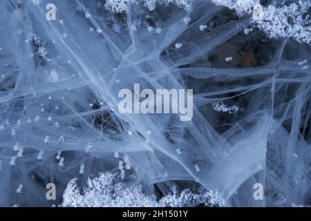 Texture di cristalli di brina su fiume di ghiaccio. Naturale invernale sullo sfondo di neve. Foto Stock