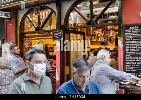 Siviglia, Spagna; 16 ottobre 2021: Fotografia di strada post-pandemica. Foto Stock