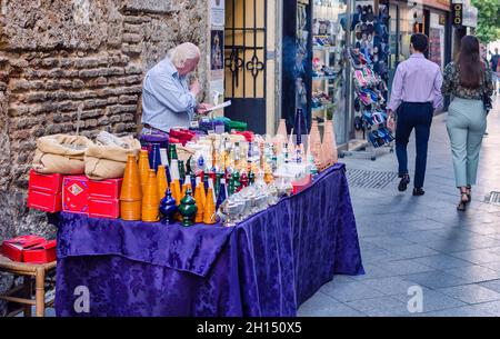 Siviglia, Spagna; 16 ottobre 2021: Venditore di strada. Negozio di incenso. Settimana Santa. Foto Stock