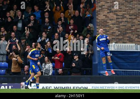 Kingston, Regno Unito. 16 ottobre 2021. Jack Rudoni #12 di AFC Wimbledon celebra il suo obiettivo di renderlo 2-2 a Kingston, Regno Unito il 10/16/2021. (Foto di Arron Gent/News Images/Sipa USA) Credit: Sipa USA/Alamy Live News Foto Stock