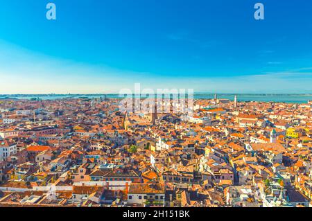 Disegno acquerello della vista panoramica aerea del centro storico di Venezia, edifici con tetti di tegole rosse, San Giuliano Mestre, Regione Veneto, Foto Stock