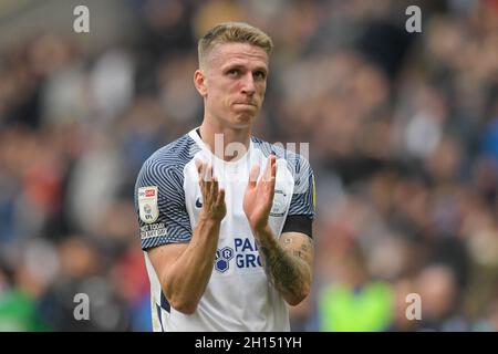 Preston, Regno Unito. 16 ottobre 2021. Emil Riis Jakobsen #19 di Preston North End applaude i tifosi di casa alla fine del gioco dopo che il suo fianco è stato tenuto ad un pareggio 0-0 con Derby County a Preston, Regno Unito il 10/16/2021. (Foto di Simon Whitehead/News Images/Sipa USA) Credit: Sipa USA/Alamy Live News Foto Stock