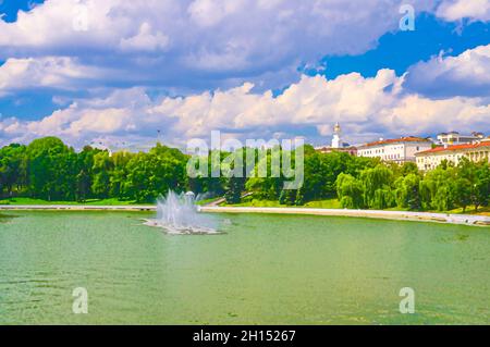 Disegno acquerello del paesaggio urbano di Minsk con argini del fiume Svislach o Svislac, parco del Marat Kazey e edificio della sede Generale nel centesimo storico Foto Stock