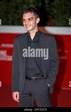 Roma, Italia. 15 ottobre 2021. Roma, Italia - 15 ottobre 2021: Fuori sfilata sul tappeto rosso del film l'Arminuta, all'Auditorium Parco della Musica di Roma. (Foto di Gennaro Leonardi/Pacific Press/Sipa USA) Credit: Sipa USA/Alamy Live News Foto Stock