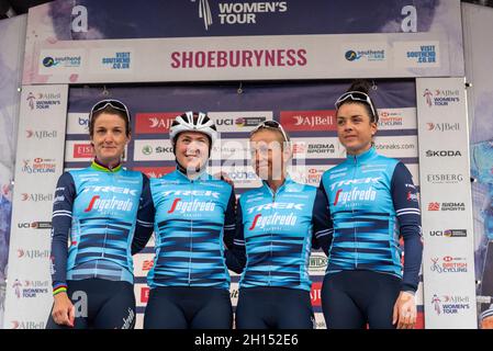 Lizzie Deignan, Chloe Hosking, Trixi Worrack, Audrey Cordon-Ragot di Trek Segafredo preparandosi a correre la gara ciclistica Women's Tour fase quattro, Shoebury Foto Stock