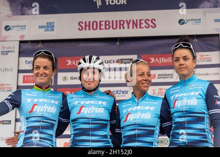 Lizzie Deignan, Chloe Hosking, Trixi Worrack, Audrey Cordon-Ragot di Trek Segafredo preparandosi a correre la gara ciclistica Women's Tour fase quattro, Shoebury Foto Stock