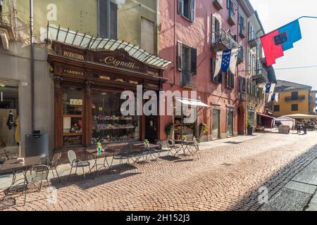 Alba, Cuneo, Italia - 12 ottobre 2021: Via Vittorio Emanuele, via principale Alba (via Maestra), con la storica pasticceria Cignetti (dal 1878) Foto Stock