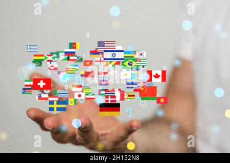 Mano umana che mostra il concetto digitale della comunicazione globale e della messaggistica internazionale Foto Stock