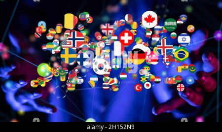 Mano umana che mostra il concetto digitale della comunicazione globale e della messaggistica internazionale Foto Stock