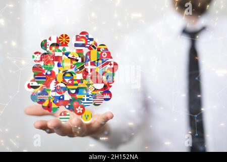 Mano umana che mostra il concetto digitale della comunicazione globale e della messaggistica internazionale Foto Stock