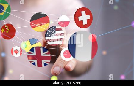 Mano umana che mostra il concetto digitale della comunicazione globale e della messaggistica internazionale Foto Stock