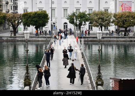 I turisti camminano sul ponte che attraversa il fiume Reuss nel centro di Lucerna. Lucerna, Svizzera Foto Stock