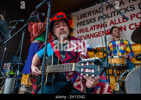 Un musicista cileno è visto preparare la sua chitarra prima dello spettacolo durante la dimostrazione. Nel secondo anniversario dell'epidemia sociale cilena, diverse organizzazioni sociali, politiche e per i diritti umani con sede a livello europeo si sono riunite per chiedere verità, giustizia, riparazione e garanzie di non ripetizione per le violazioni sistematiche dei diritti umani commesse da funzionari di polizia cileni, appoggiati dal presidente di seduta del Cile, Sebastian Piñera. Ad Amsterdam, la comunità cilena ha organizzato una manifestazione accompagnata da spettacoli e musica cilena nel centro della città. Foto Stock