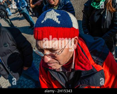 Durante la dimostrazione si vede un uomo che indossa una berretto di lana con la bandiera cilena. Nel secondo anniversario dell'epidemia sociale cilena, diverse organizzazioni sociali, politiche e per i diritti umani con sede a livello europeo si sono riunite per chiedere verità, giustizia, riparazione e garanzie di non ripetizione per le violazioni sistematiche dei diritti umani commesse da funzionari di polizia cileni, appoggiati dal presidente di seduta del Cile, Sebastian Piñera. Ad Amsterdam, la comunità cilena ha organizzato una manifestazione accompagnata da spettacoli e musica cilena nel centro della città. Foto Stock