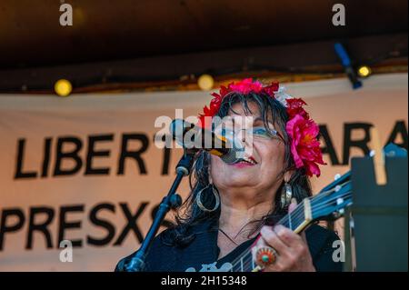 Una musicista femminile si vede esibirsi musica cilena indossando abiti tradizionali durante la dimostrazione. Nel secondo anniversario dell'epidemia sociale cilena, diverse organizzazioni sociali, politiche e per i diritti umani con sede a livello europeo si sono riunite per chiedere verità, giustizia, riparazione e garanzie di non ripetizione per le violazioni sistematiche dei diritti umani commesse da funzionari di polizia cileni, appoggiati dal presidente di seduta del Cile, Sebastian Piñera. Ad Amsterdam, la comunità cilena ha organizzato una manifestazione accompagnata da spettacoli e musica cilena nel centro del c Foto Stock