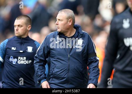 Preston, Regno Unito. 16 ottobre 2021. Preston North End Manager Frankie McAvoy si porta allo spogliatoio a metà tempo. EFL Skybet Championship Match, Preston North End contro Derby County al Deepdale Stadium di Preston sabato 16 ottobre 2021. Questa immagine può essere utilizzata solo a scopo editoriale. Solo per uso editoriale, licenza richiesta per uso commerciale. Nessun uso in scommesse, giochi o un singolo club/campionato/giocatore publications.pic di Chris Stading/Andrew Orchard sport fotografia/Alamy Live News credito: Andrew Orchard sport fotografia/Alamy Live News Foto Stock