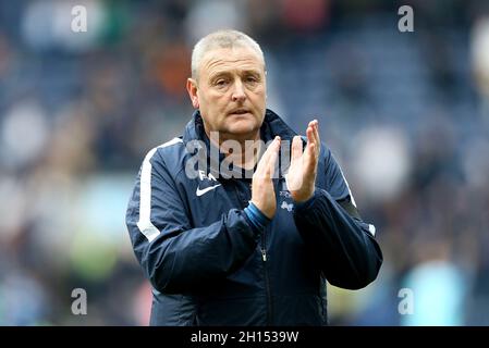 Preston, Regno Unito. 16 ottobre 2021. Il manager Preston North End Frankie McAvoy si è fatto largo al termine del gioco. EFL Skybet Championship Match, Preston North End contro Derby County al Deepdale Stadium di Preston sabato 16 ottobre 2021. Questa immagine può essere utilizzata solo a scopo editoriale. Solo per uso editoriale, licenza richiesta per uso commerciale. Nessun uso in scommesse, giochi o un singolo club/campionato/giocatore publications.pic di Chris Stading/Andrew Orchard sport fotografia/Alamy Live News credito: Andrew Orchard sport fotografia/Alamy Live News Foto Stock