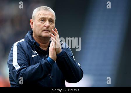 Preston, Regno Unito. 16 ottobre 2021. Il manager Preston North End Frankie McAvoy si è fatto largo al termine del gioco. EFL Skybet Championship Match, Preston North End contro Derby County al Deepdale Stadium di Preston sabato 16 ottobre 2021. Questa immagine può essere utilizzata solo a scopo editoriale. Solo per uso editoriale, licenza richiesta per uso commerciale. Nessun uso in scommesse, giochi o un singolo club/campionato/giocatore publications.pic di Chris Stading/Andrew Orchard sport fotografia/Alamy Live News credito: Andrew Orchard sport fotografia/Alamy Live News Foto Stock