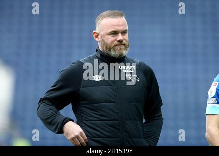 Preston, Regno Unito. 16 ottobre 2021. Wayne Rooney, direttore della contea di Derby, esce dal campo alla fine del gioco. EFL Skybet Championship Match, Preston North End contro Derby County al Deepdale Stadium di Preston sabato 16 ottobre 2021. Questa immagine può essere utilizzata solo a scopo editoriale. Solo per uso editoriale, licenza richiesta per uso commerciale. Nessun uso in scommesse, giochi o un singolo club/campionato/giocatore publications.pic di Chris Stading/Andrew Orchard sport fotografia/Alamy Live News credito: Andrew Orchard sport fotografia/Alamy Live News Foto Stock