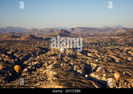 Cappadocia, Nevsehir, Turchia-Settembre-2021: Cielo blu e mongolfiere. Camini fata. Conosciuto come 'Kapadokya' in Turchia Foto Stock
