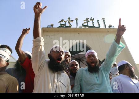 I membri del partito islamista Islami Andolan Bangladesh hanno gridato lo slogan mentre si riuniscono in una protesta fuori dalla Moschea Nazionale di Baitul Mukarram contro la presunta dissacrazione del Corano e gli alti prezzi dei prodotti essenziali, a Dhaka, Bangladesh, 16 ottobre 2021. Mercoledì, a Cumilla, le tensioni comunali hanno fatto scoppiare e portato ad attacchi ai templi indù per il presunto disonoro del Corano in occasione delle celebrazioni di Durga Puja. Dopo l'incidente, i templi indù e i luoghi della puja in alcune parti del paese sono stati vandalizzati. (Foto di Suvra Kanti Das/Sipa USA) Foto Stock