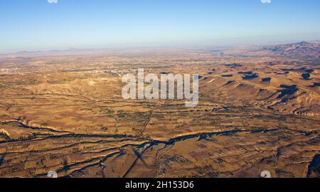 Cappadocia, Nevsehir, Turchia-Settembre-2021: Cielo blu e mongolfiere. Camini fata. Conosciuto come 'Kapadokya' in Turchia Foto Stock