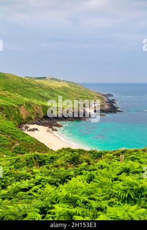 Spiaggia di sabbia a Portheras Cove lungo il South West Coast Path, Penwith Peninsula, Cornovaglia, Regno Unito Foto Stock