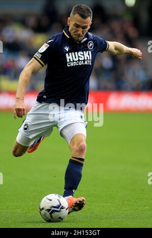 Londra, Regno Unito. 16 ottobre 2021. Jed Wallace di Millwall in azione durante il gioco. EFL Skybet Championship Match, Millwall / Luton Town al Den di Londra sabato 16 ottobre 2021. Questa immagine può essere utilizzata solo a scopo editoriale. Solo per uso editoriale, licenza richiesta per uso commerciale. Nessun uso in scommesse, giochi o un singolo club/campionato/player pubblicazioni. pic di Steffan Bowen/Andrew Orchard sport fotografia/Alamy Live news credito: Andrew Orchard sport fotografia/Alamy Live News Foto Stock