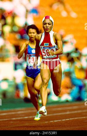 Florence Griffith-Joyner (USA) gareggia nelle manche da 100 metri delle donne ai Giochi Olimpici estivi del 1988. Foto Stock