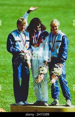 Jackie Joyner-Kersee (USA) vince la medaglia d'oro nell'eptathlon ai Giochi Olimpici estivi del 1988 con Sabine John (GDR) L argento e Anke Behmer (GDR) bronzo. Foto Stock