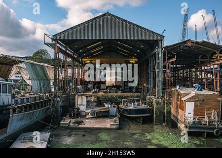 Riparazione barche a Brentford Docks, Londra Foto Stock