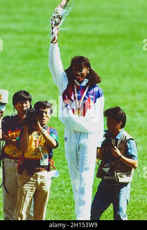 Jackie Joyner-Kersee (USA) vince la medaglia d'oro nell'eptathlon alle Olimpiadi estive del 1988 con Sabine John (GDR) L argento e. Foto Stock