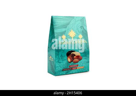 Delizie arabe cioccolato assortito di mandorle di dattero su sfondo bianco. Foto Stock