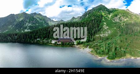 Vista panoramica del Lago di Poprad (Popradske pleso), una famosa destinazione nel parco nazionale degli alti Tatra, Slovacchia Foto Stock