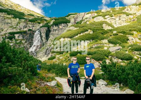 Vista panoramica della cascata di Skok e del lago accanto ad essa nella parte occidentale degli alti Tatra, Slovacchia Foto Stock