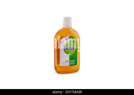 Disinfettante antibatterico Dettol isolato sfondo bianco. Uccide il 99.9% dei germi e dei batteri nocivi sulle superfici domestiche per proteggere dall'infettio Foto Stock