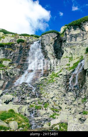 Vista panoramica della cascata di Skok e del lago accanto ad essa nella parte occidentale degli alti Tatra, Slovacchia Foto Stock