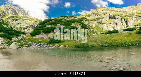 Vista panoramica della cascata di Skok e del lago accanto ad essa nella parte occidentale degli alti Tatra, Slovacchia Foto Stock