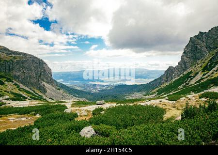 Vista panoramica della cascata di Skok e del lago accanto ad essa nella parte occidentale degli alti Tatra, Slovacchia Foto Stock