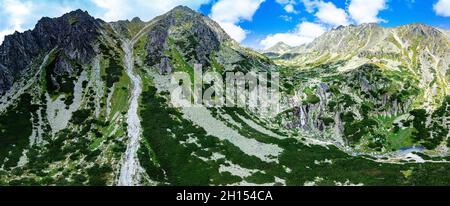 Vista panoramica della cascata di Skok e del lago accanto ad essa nella parte occidentale degli alti Tatra, Slovacchia Foto Stock