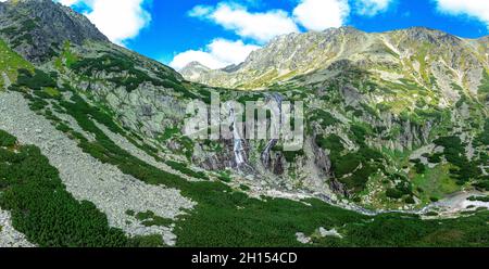 Vista panoramica della cascata di Skok e del lago accanto ad essa nella parte occidentale degli alti Tatra, Slovacchia Foto Stock