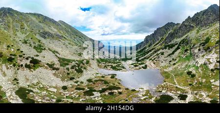 Vista panoramica della cascata di Skok e del lago accanto ad essa nella parte occidentale degli alti Tatra, Slovacchia Foto Stock