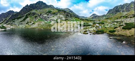 Vista panoramica della cascata di Skok e del lago accanto ad essa nella parte occidentale degli alti Tatra, Slovacchia Foto Stock