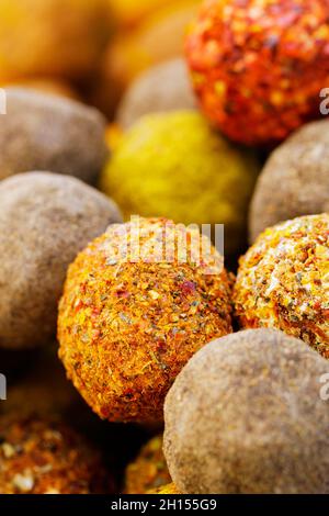 Formaggio Belper Knolle in forma di palline. Piccole palle di formaggio svizzero duro Belper Knolle. Il concetto di delicatezza del formaggio svizzero. Messa a fuoco selettiva Foto Stock